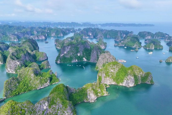 Meer mit vielen Felsen und kleinen Inseln