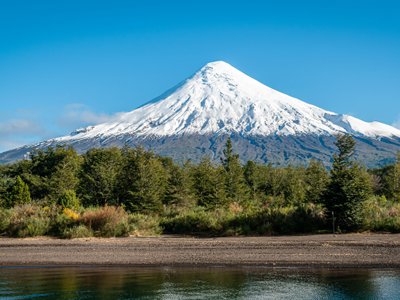 Fluss vor Vulkan - Chile Nationalparks