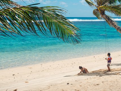 Corn Islands - Kinder spielen im Sand am Meer