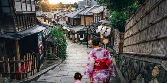 Zwei Geishas in bunter Kleidung in den Straßen von Kyoto
