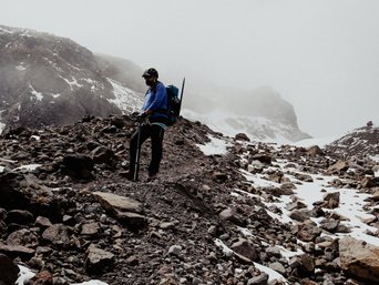 Klettern auf den Gipfel des steinigen und schneebedeckten Vulkan Cotopaxi