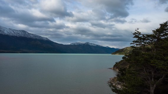 Patagonien Reise - See eingebettet in Bergen