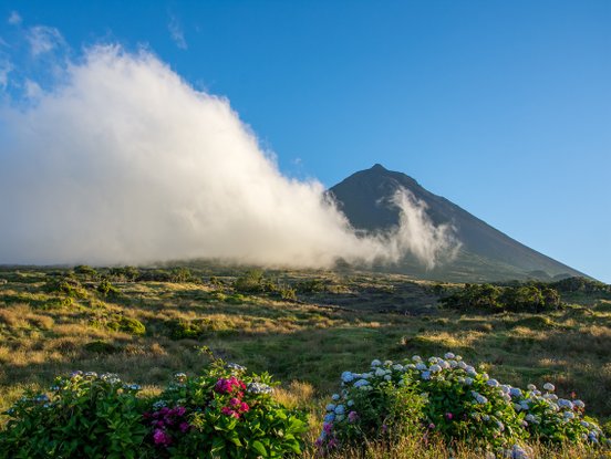 Wolken vor dem Vulkan Pico im Abendlicht