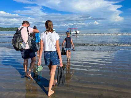 Costa Rica Familienreise - Familie beim Bootsausflug