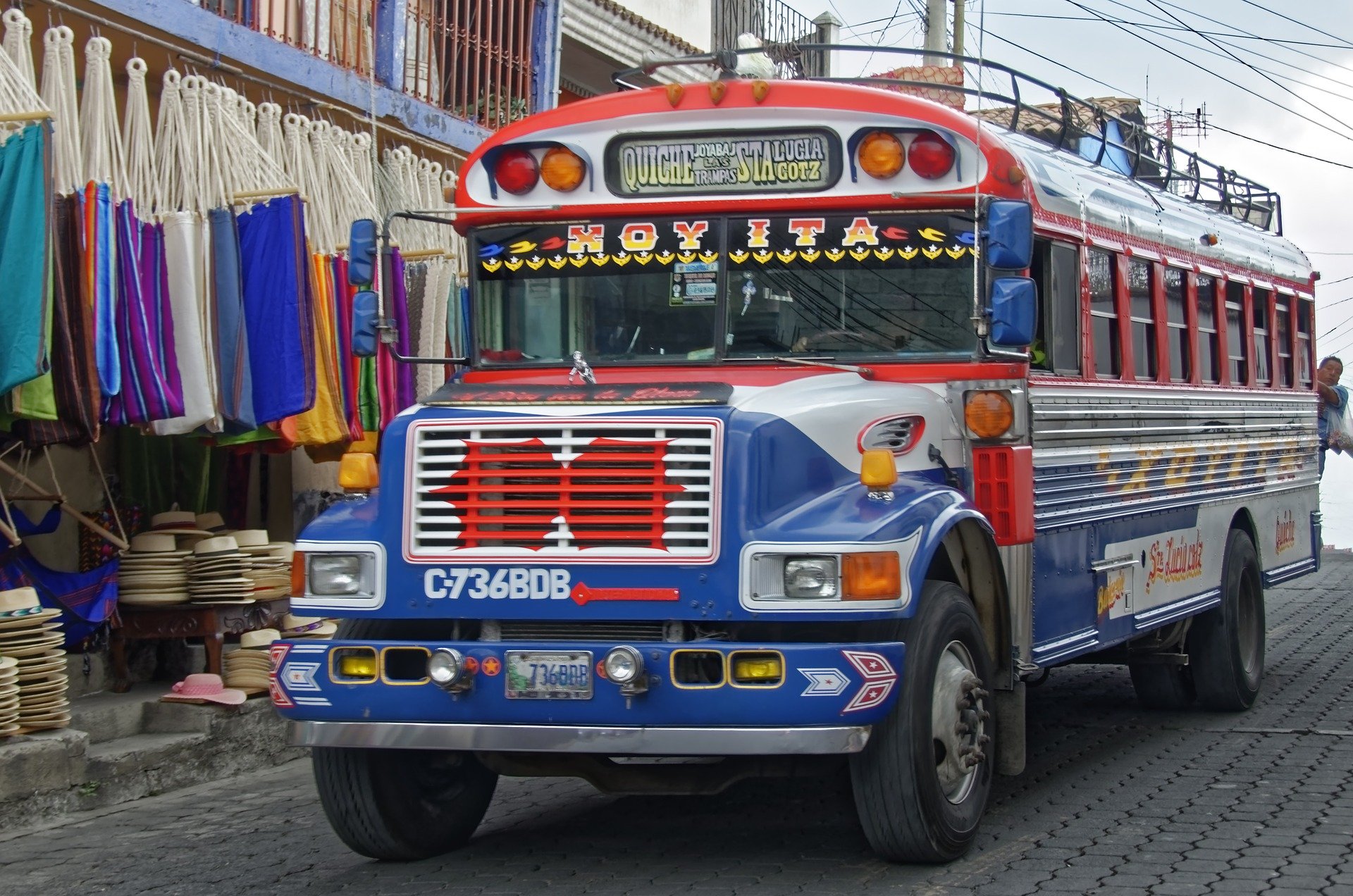 Ein typischer bunter Bus in Antigua.
