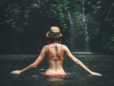 Frau von hinten am baden - Guadeloupe & Dominica Highlights