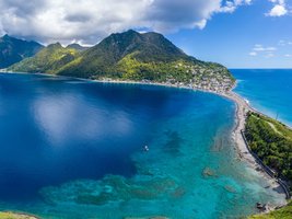 Kleines Dorf auf einer Insel zwischen Atlantik und Karibik