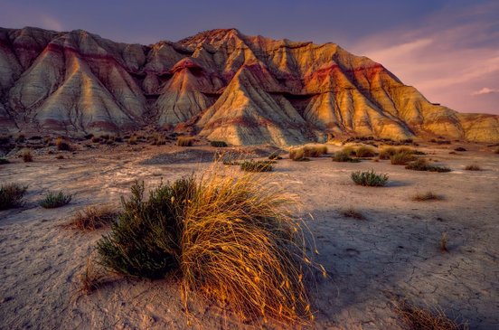 Abendstimmung bei Sonnenuntergang in Spanien und Blick auf Gräser und Berge
