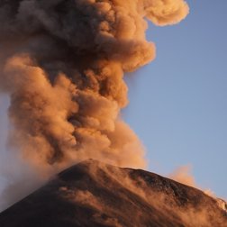 Volcán de Fuego bei einem Ausbruch