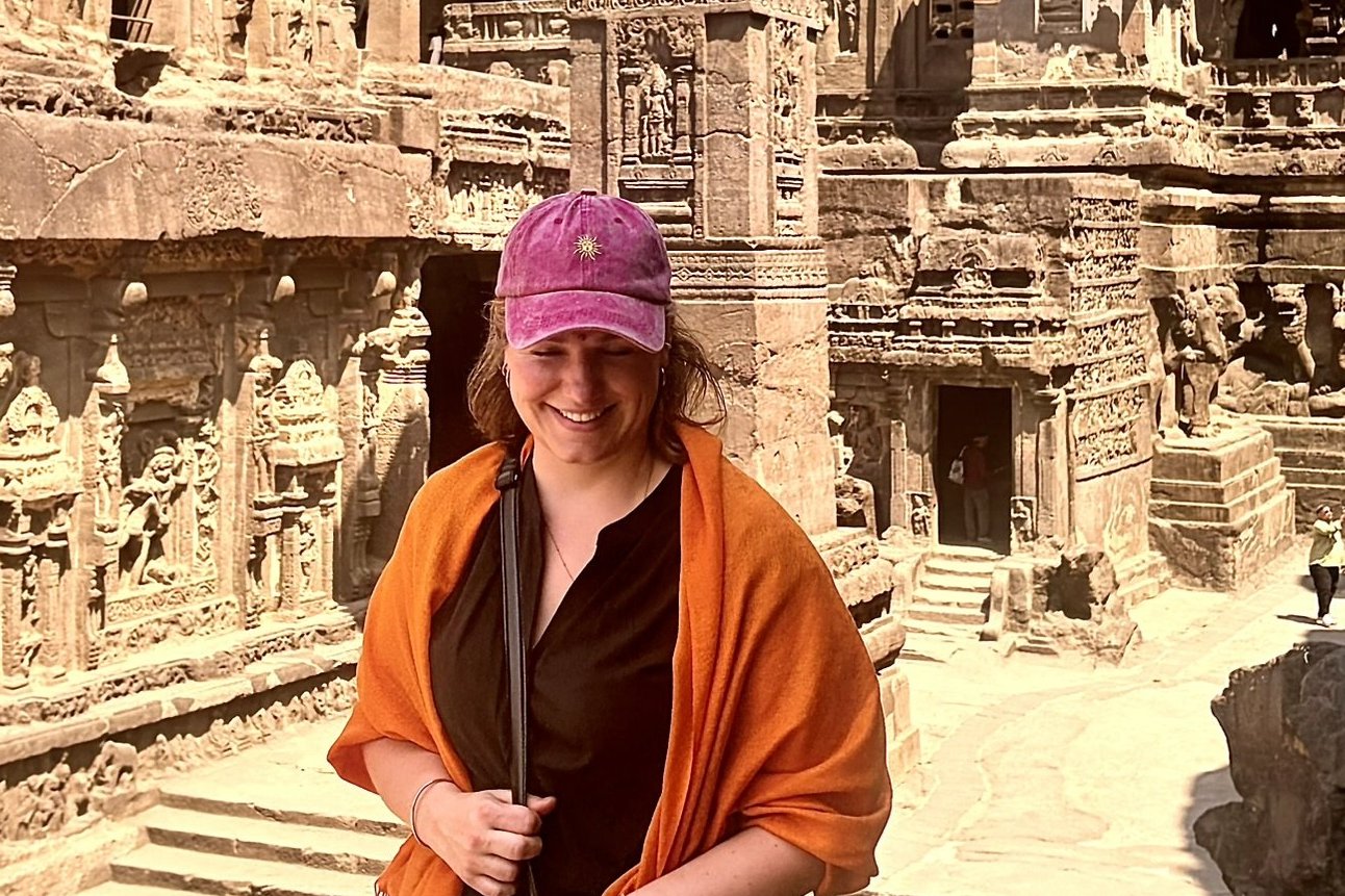 Person in Ellora vor Kailasa Tempel