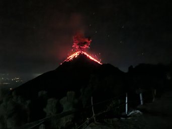 Vulkan Fuego bei einem Ausbruch in der Nacht und Lava