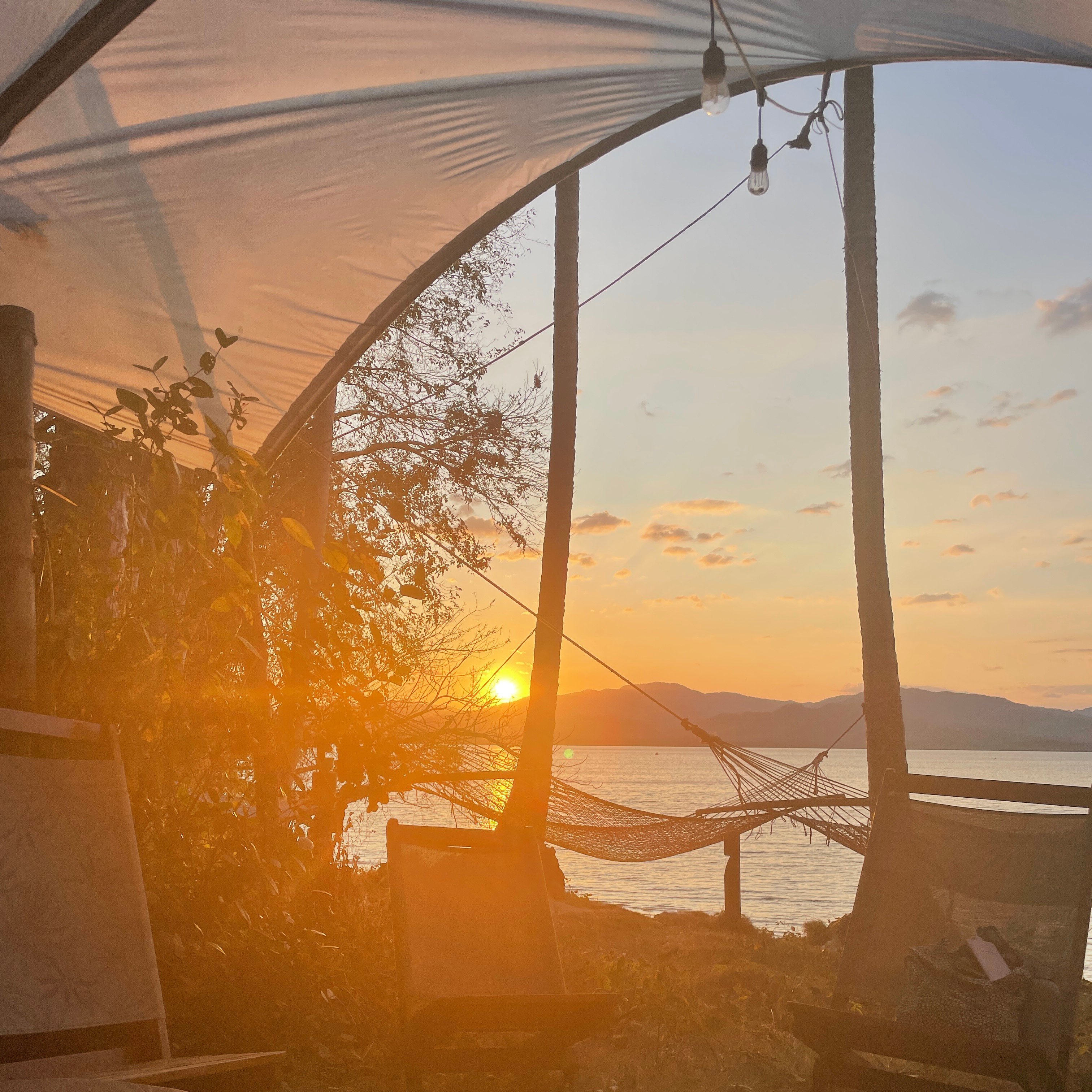 costa rica im juni - blick aus bungalow im sonnenaufgang