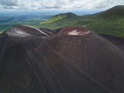 Blick aus Luft auf dunklen Vulkan Gipfel - Nicaragua Highlights