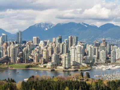 Skyline Vancouver mit Bergen im Hintergrund - Reisebericht Kanada
