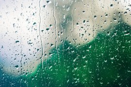 Regentropfen auf einer Fensterscheibe