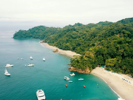 Costa Rica Roadtrip - Küste mit vielen Booten im Wasser