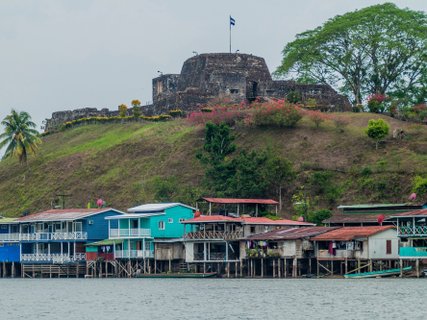 ???????????????????????????????????????????????????????????????????????????????????????????????? Village Ell Castillo with the Fortress of the Immaculate Conception at San Juan river, Nicaragua