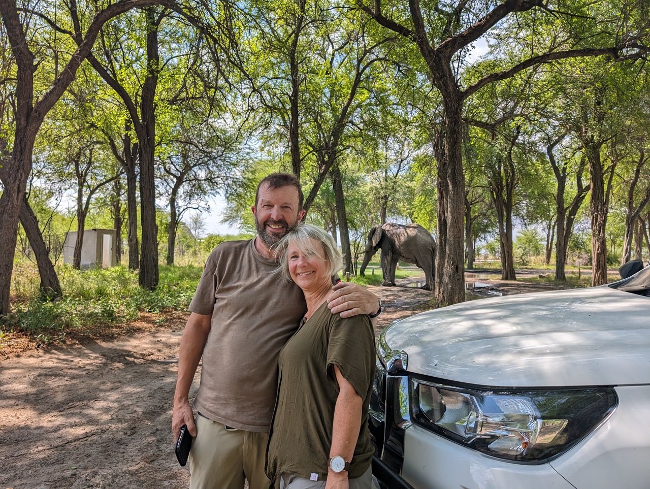 Conni und Rainer stehen vor einem Elefanten