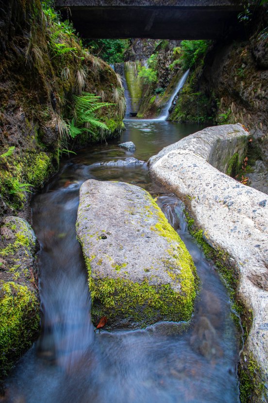 Fluss mit Steinen