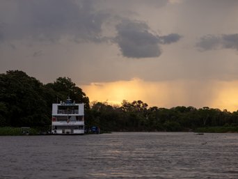 Hausboot im Sonnenuntergang