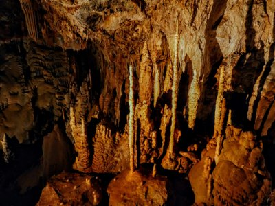 Tropfsteinhöhle mit Stalagmiten - Belize Highlights