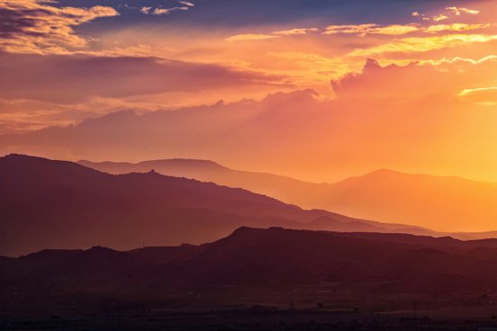 Sonnenuntergang in den Bergen Spaniens. Rote, orangenes Licht