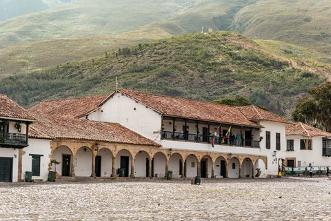 kolumbien gruppenreise - Hacienda vor einem Berg