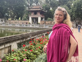 Frau mit Tempel im Hintergrund Vietnam