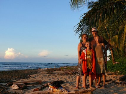 Costa Rica Familienreise - Familienbild am Strand