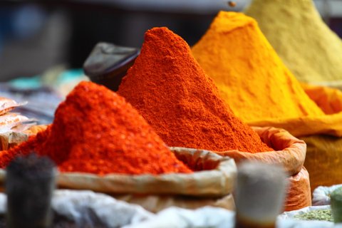 Nordindien Rundreise - bunt aufgehäufte Gewürze