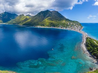 Kleines Dorf auf einer Insel zwischen Atlantik und Karibik