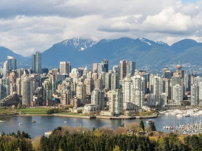 Skyline von Vancouver mit Bergen im Hintergrund - Kanada Highlights