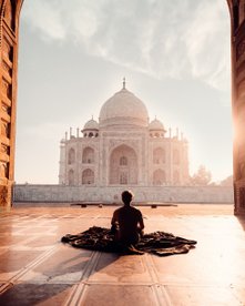 Mensch meditiert vor dem Taj Mahal