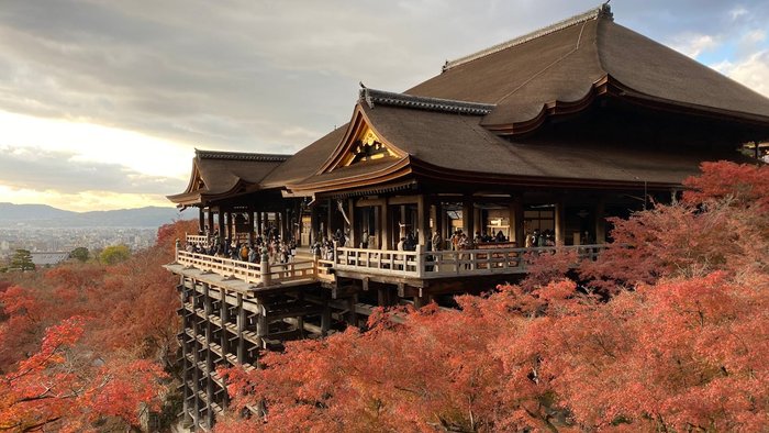 Der Kiyomizudera Tempel über Kyoto im Herbst 