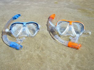 Zwei Taucherbrillen mit Schnorcheln im Sand bei Costa Rica