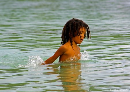 costa rica shuttle - Kind spielt im Wasser