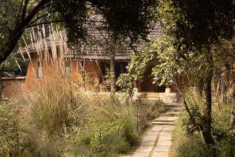 Unterkunft eingebettet in wilde Gartenanlage