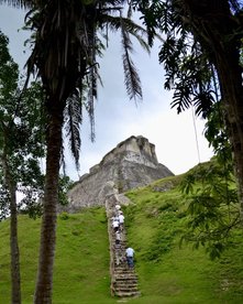 Reisende besteigen Xunantunich - Belize Reise