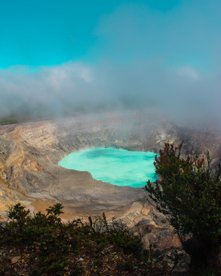 Türkisblauer Kratersee im Vulkan Poas