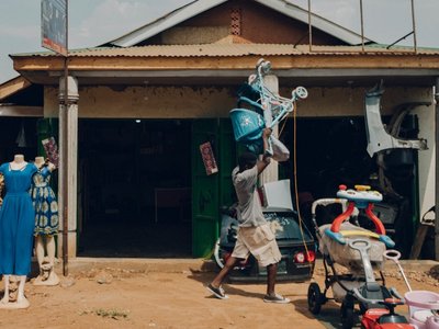 Uganda Beste Reisezeit - Shop in Kampala 