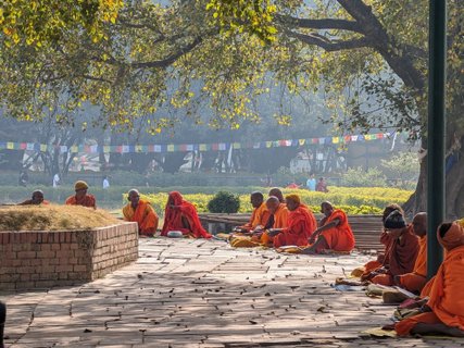 Nepal Gruppenreise - Buddhistische Mönche beim Gebet