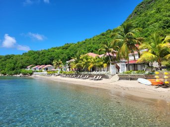Glasklares Wasser am weißen Sandstrand von Guadeloupe