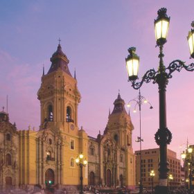 Kathedrale auf em Plaza de armas in Lima mit lila Abendhimmel