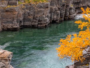 Herbstliches Bild eines Flusses in Schweden