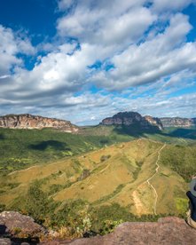 Zwei Menschen genießen den Ausblick auf die Berge bei Chapada Diamantina