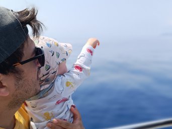 Damian mit Kleinkind auf den Azoren