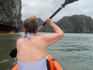 kayaking in cat ba .. frau im Kayak