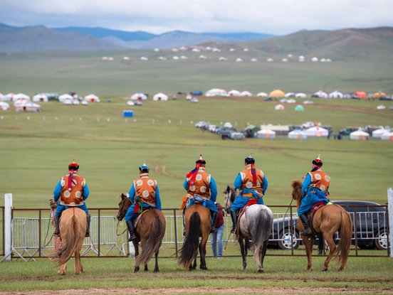 Fröhliches Naadam-Fest der Mongolen
