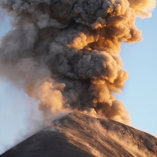 Volcán de Fuego bei einem Ausbruch