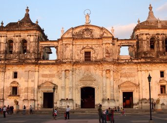 Von der Abendsonne beleuchtetes Gebäude in Nicaragua